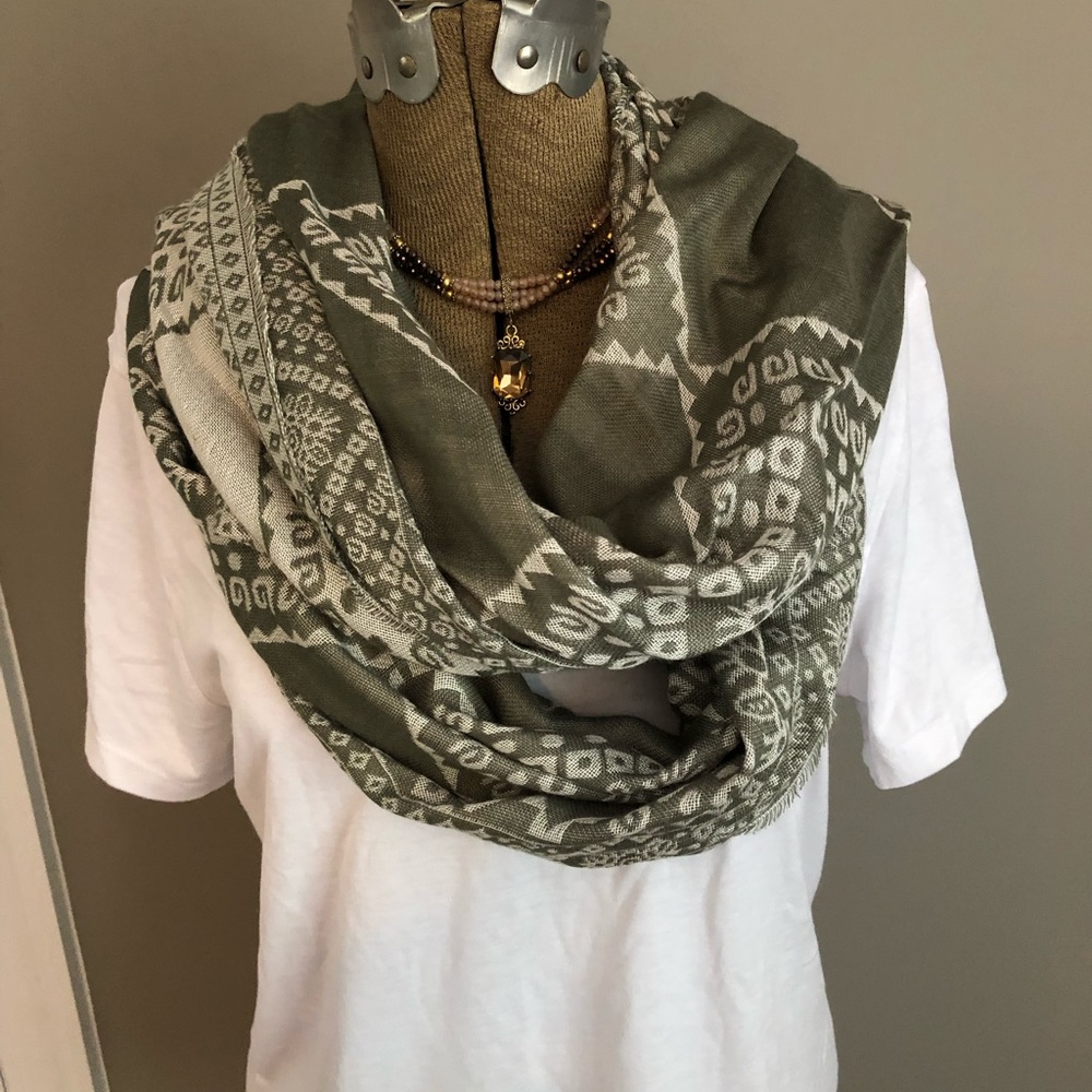 Simply Noelle Scarf